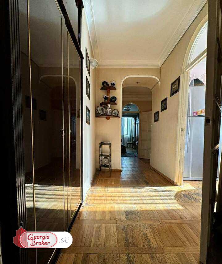 იყიდება ძველი გარემონტებული 2 ოთახიანი ბინა