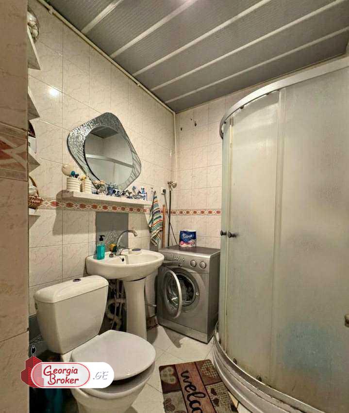 იყიდება ძველი გარემონტებული 2 ოთახიანი ბინა