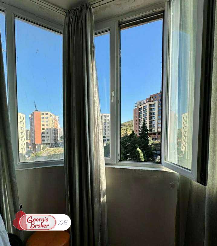 იყიდება ძველი გარემონტებული 2 ოთახიანი ბინა