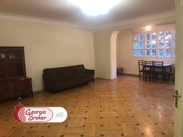 იყიდება ძველი გარემონტებული 4 ოთახიანი ბინა