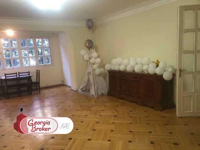 იყიდება ძველი გარემონტებული 4 ოთახიანი ბინა