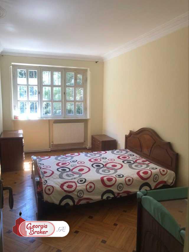 იყიდება ძველი გარემონტებული 4 ოთახიანი ბინა