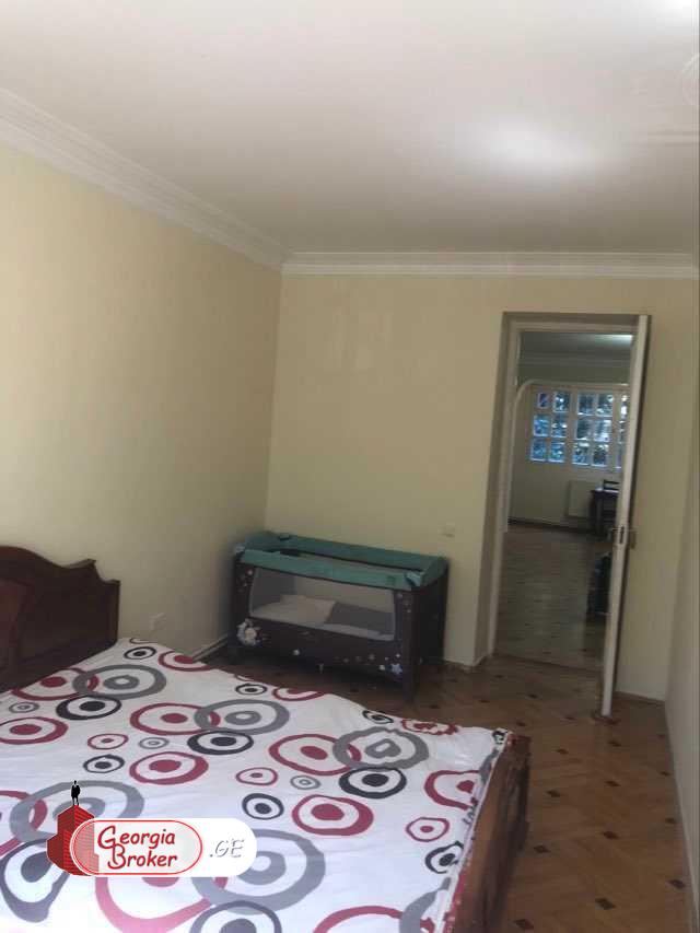 იყიდება ძველი გარემონტებული 4 ოთახიანი ბინა