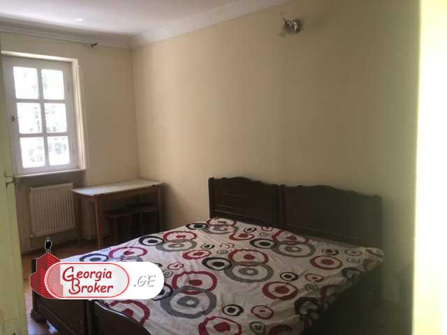 იყიდება ძველი გარემონტებული 4 ოთახიანი ბინა