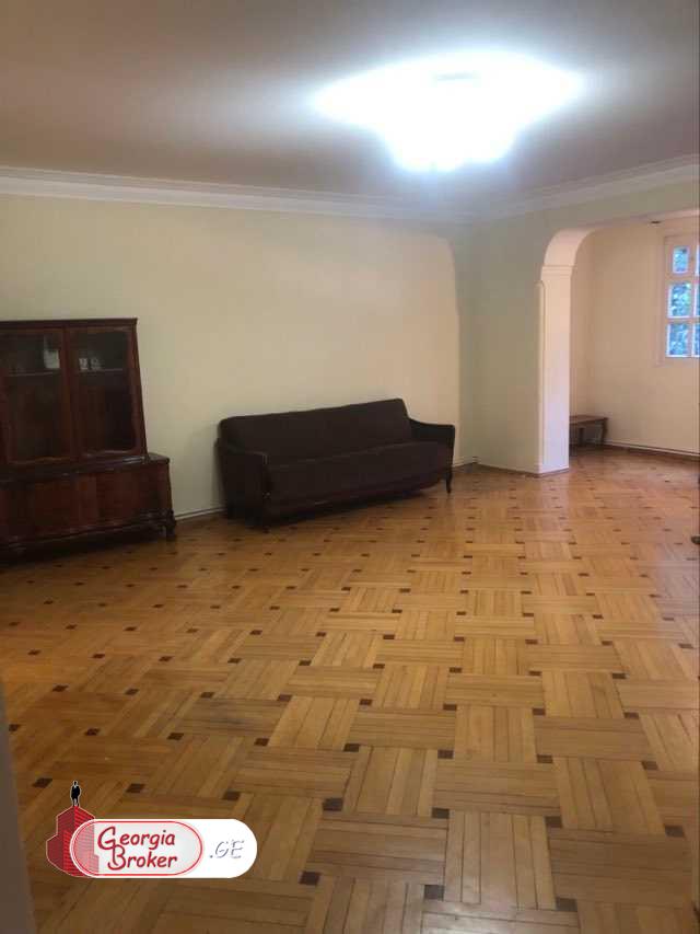 იყიდება ძველი გარემონტებული 4 ოთახიანი ბინა