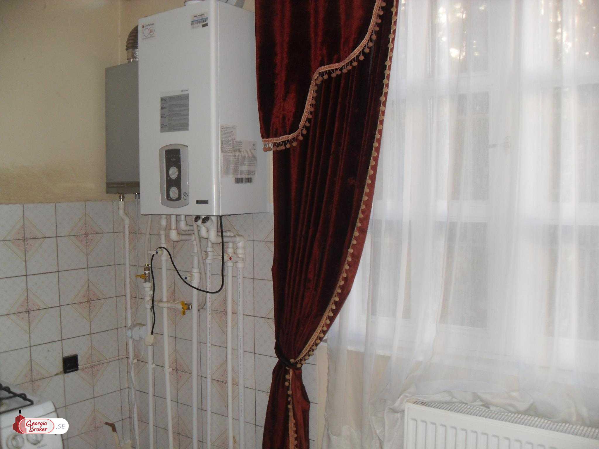 იყიდება ძველი გარემონტებული 4 ოთახიანი ბინა