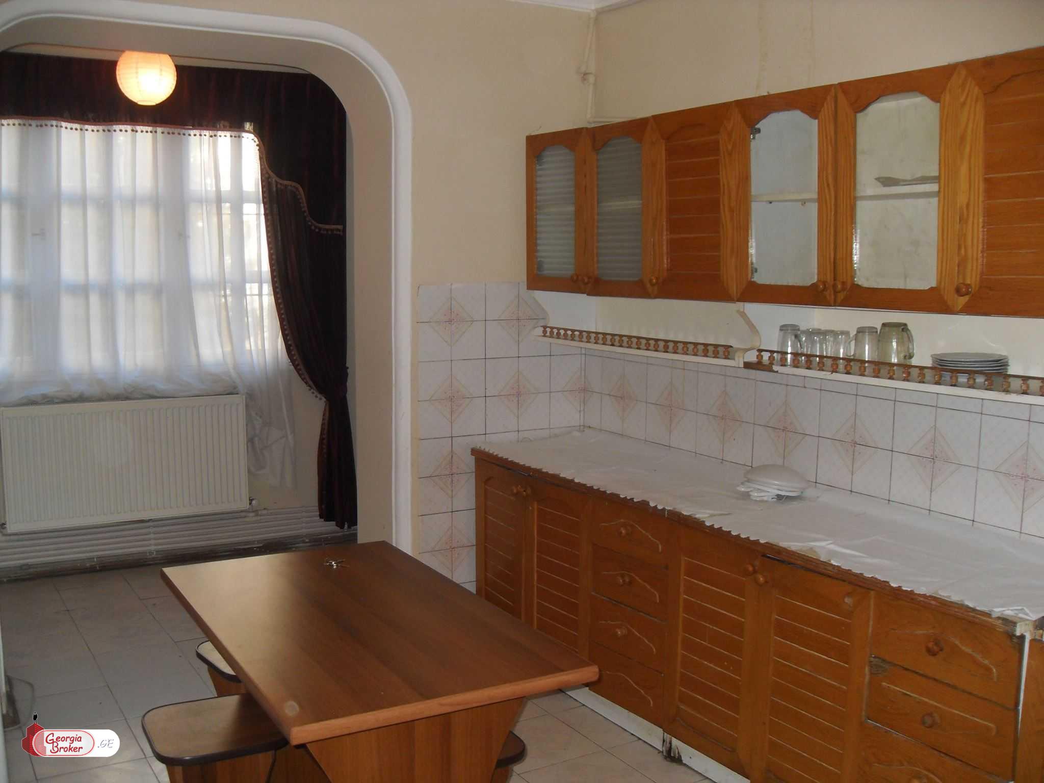 იყიდება ძველი გარემონტებული 4 ოთახიანი ბინა