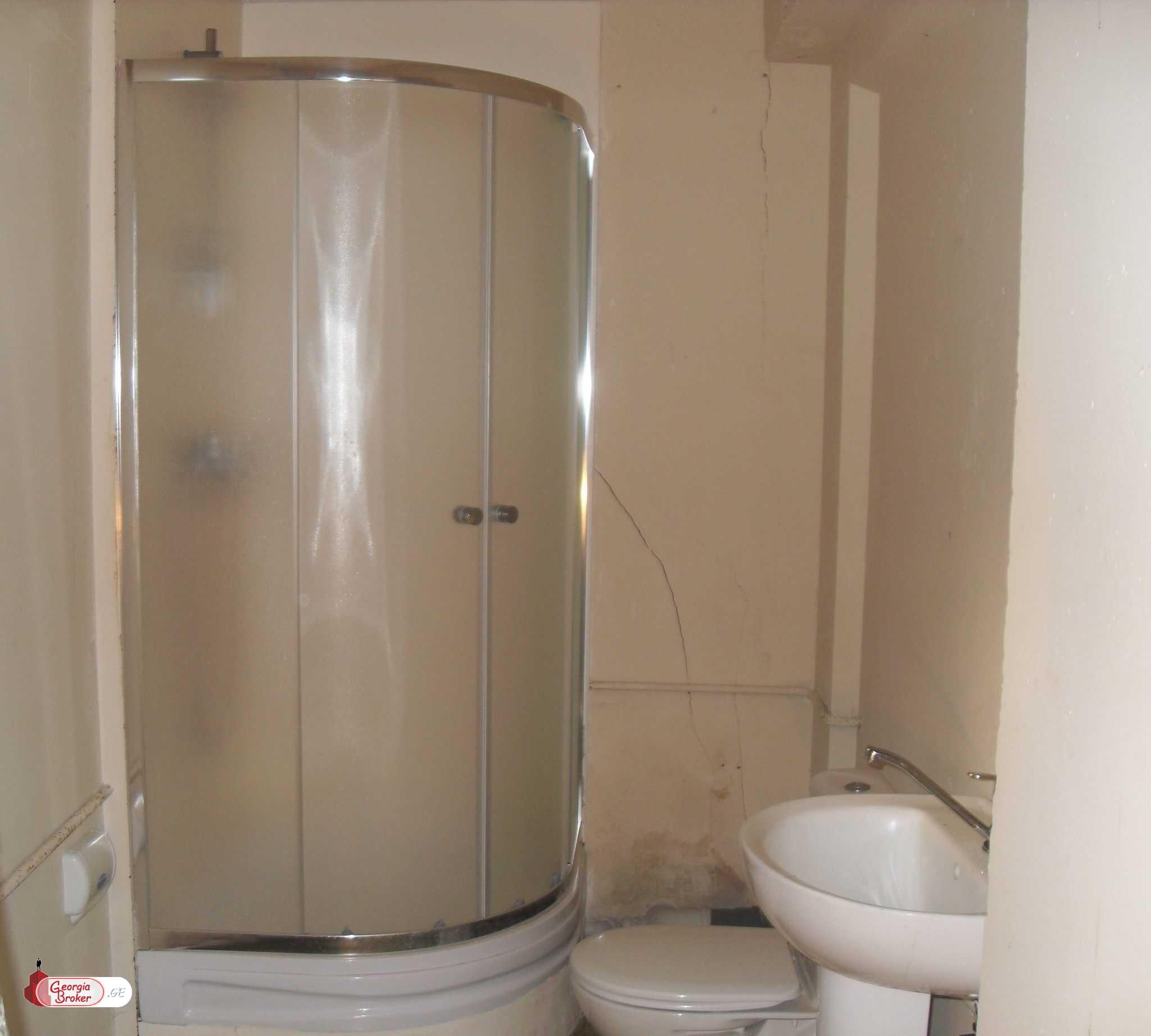 იყიდება ძველი გარემონტებული 4 ოთახიანი ბინა