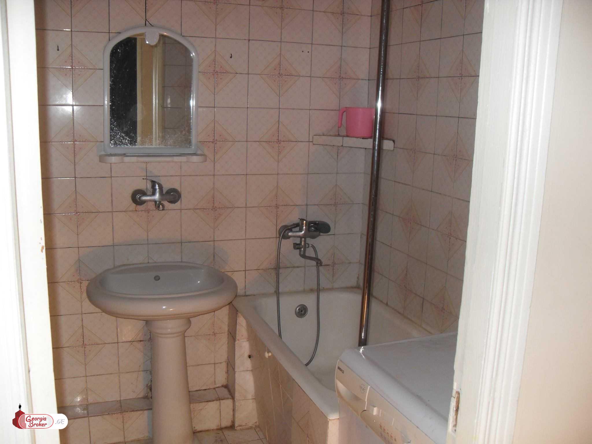 იყიდება ძველი გარემონტებული 4 ოთახიანი ბინა