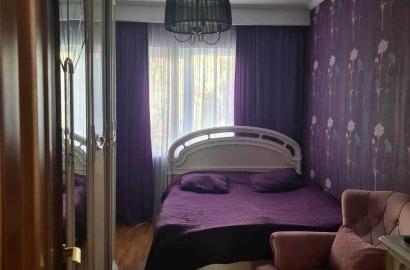 იყიდება ძველი გარემონტებული 5 ოთახიანი ბინა