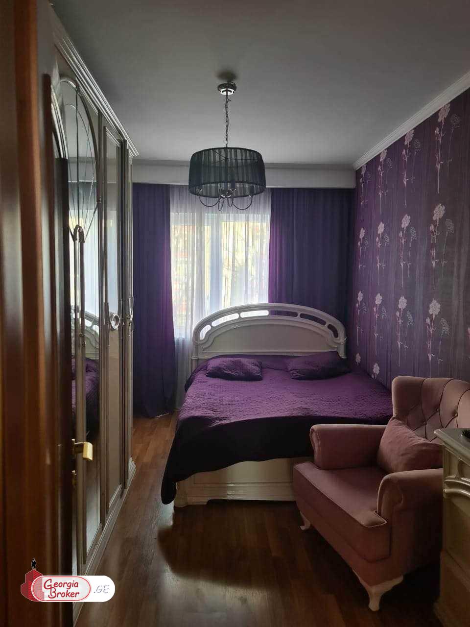 იყიდება ძველი გარემონტებული 5 ოთახიანი ბინა