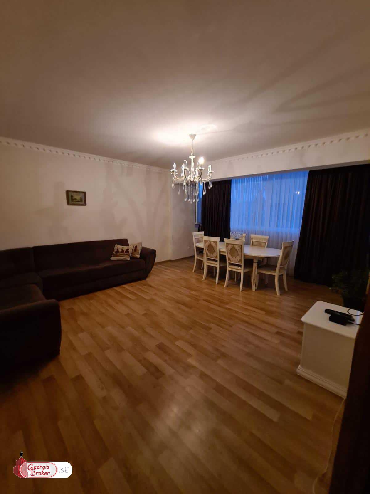 იყიდება ძველი გარემონტებული 5 ოთახიანი ბინა