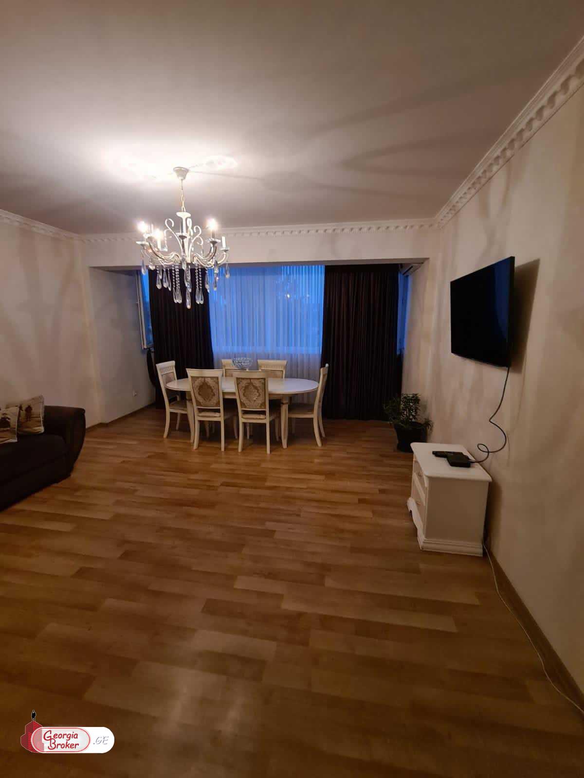 იყიდება ძველი გარემონტებული 5 ოთახიანი ბინა