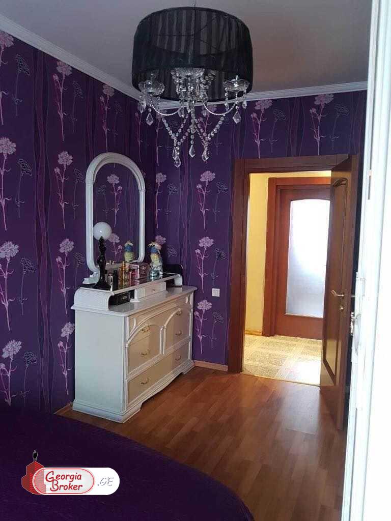 იყიდება ძველი გარემონტებული 5 ოთახიანი ბინა