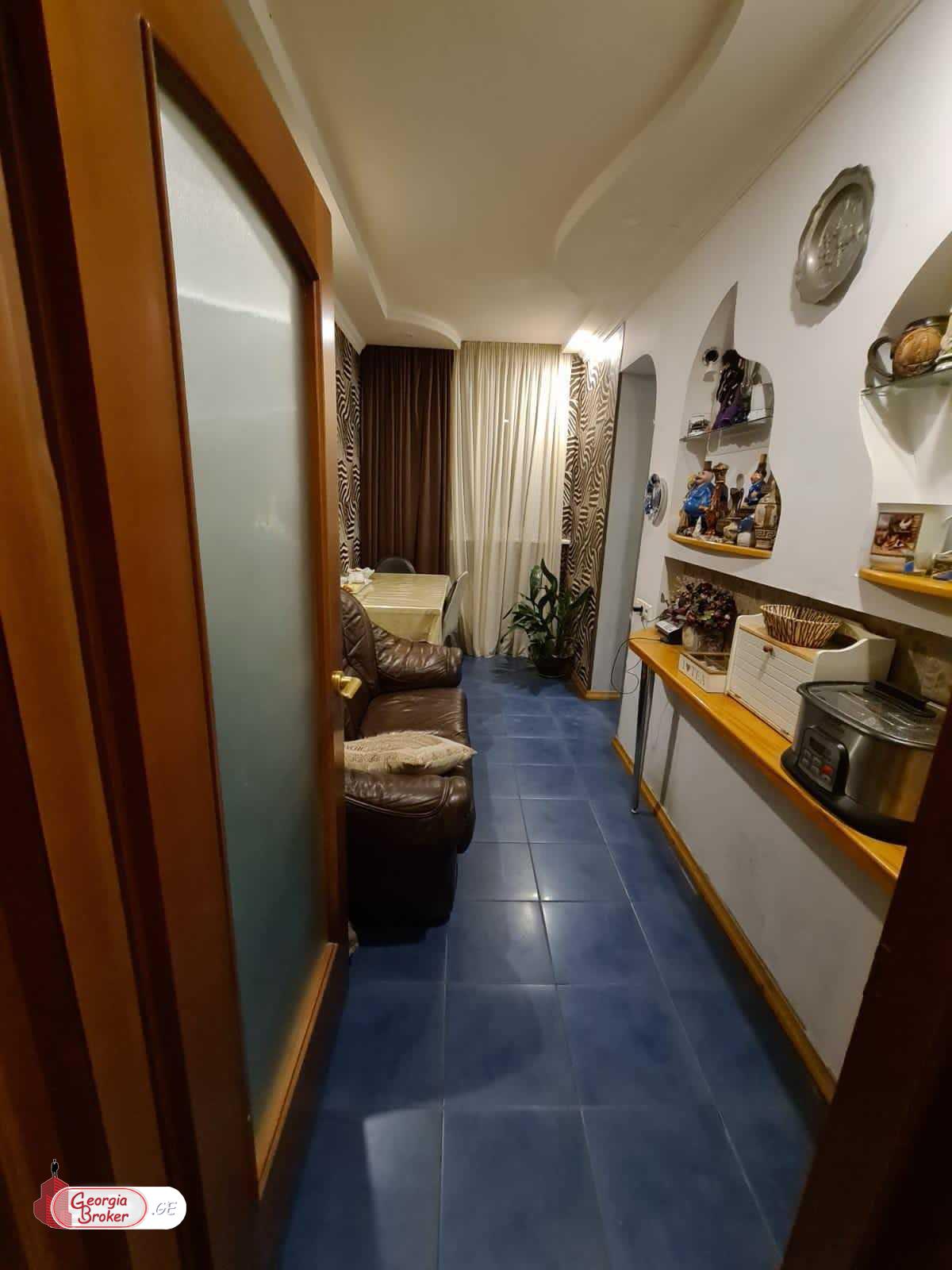 იყიდება ძველი გარემონტებული 5 ოთახიანი ბინა