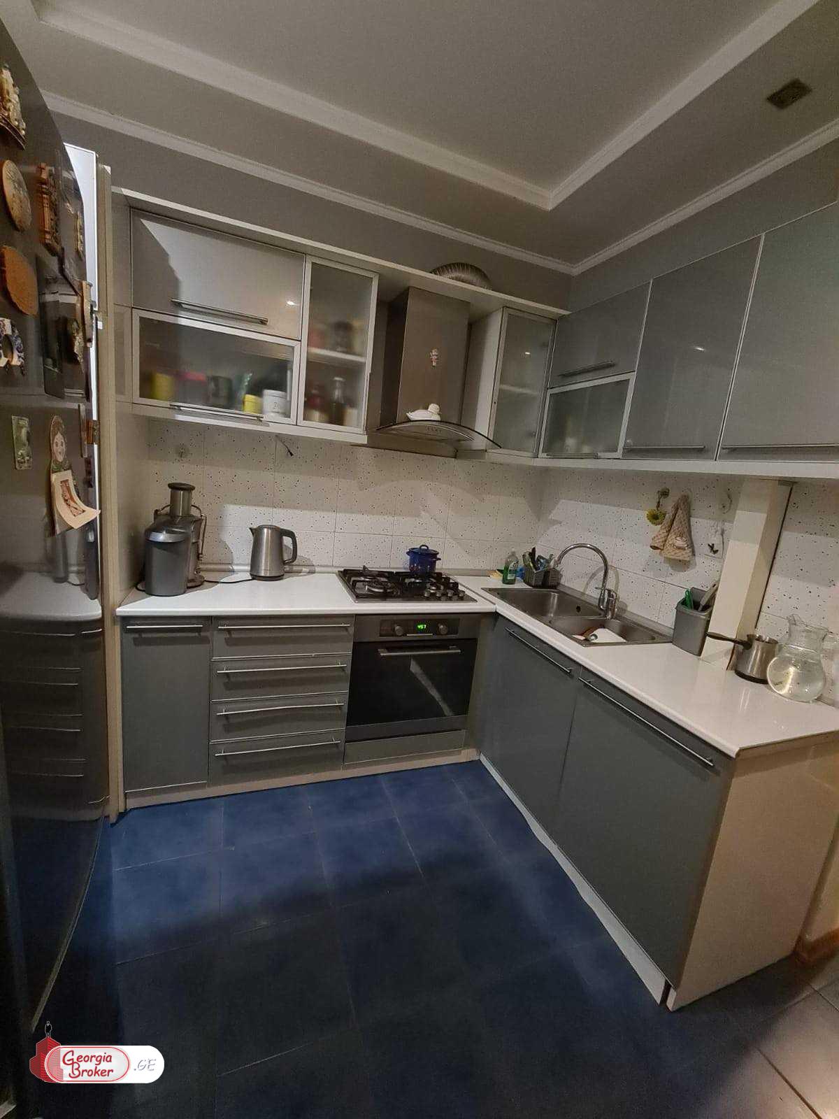 იყიდება ძველი გარემონტებული 5 ოთახიანი ბინა