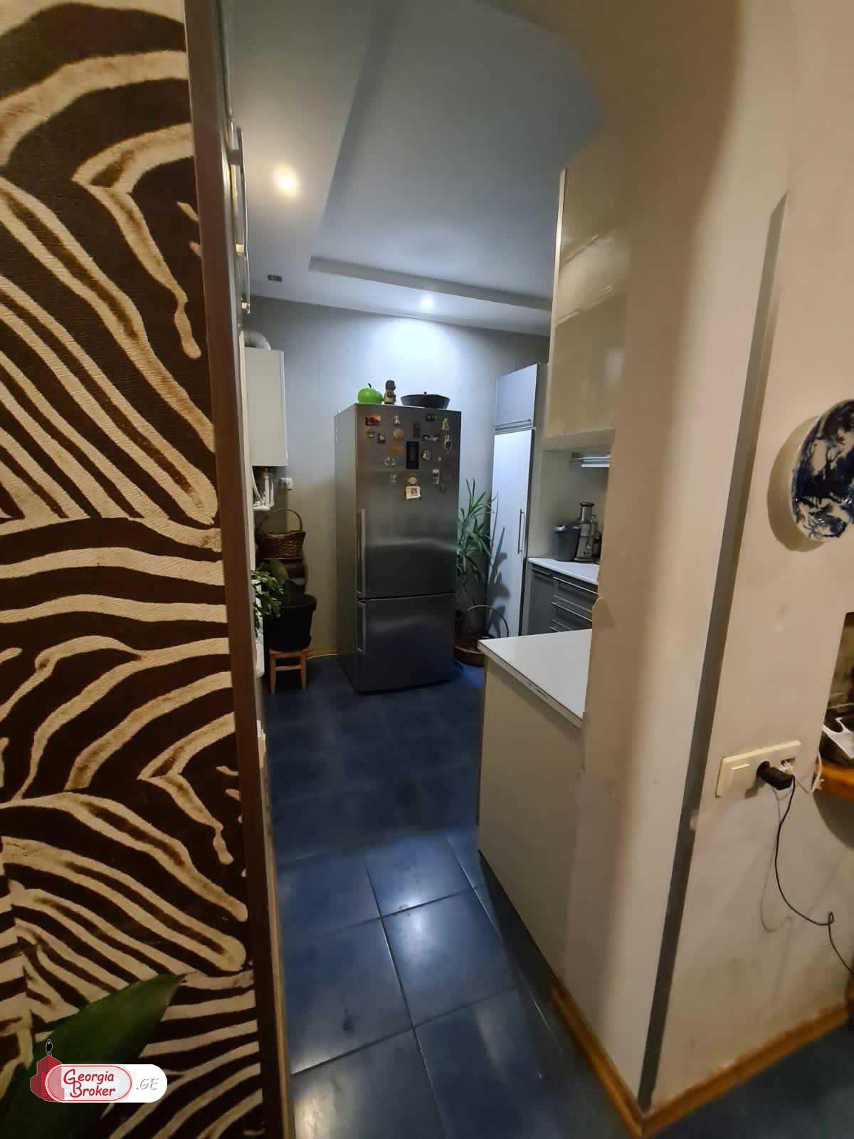 იყიდება ძველი გარემონტებული 5 ოთახიანი ბინა