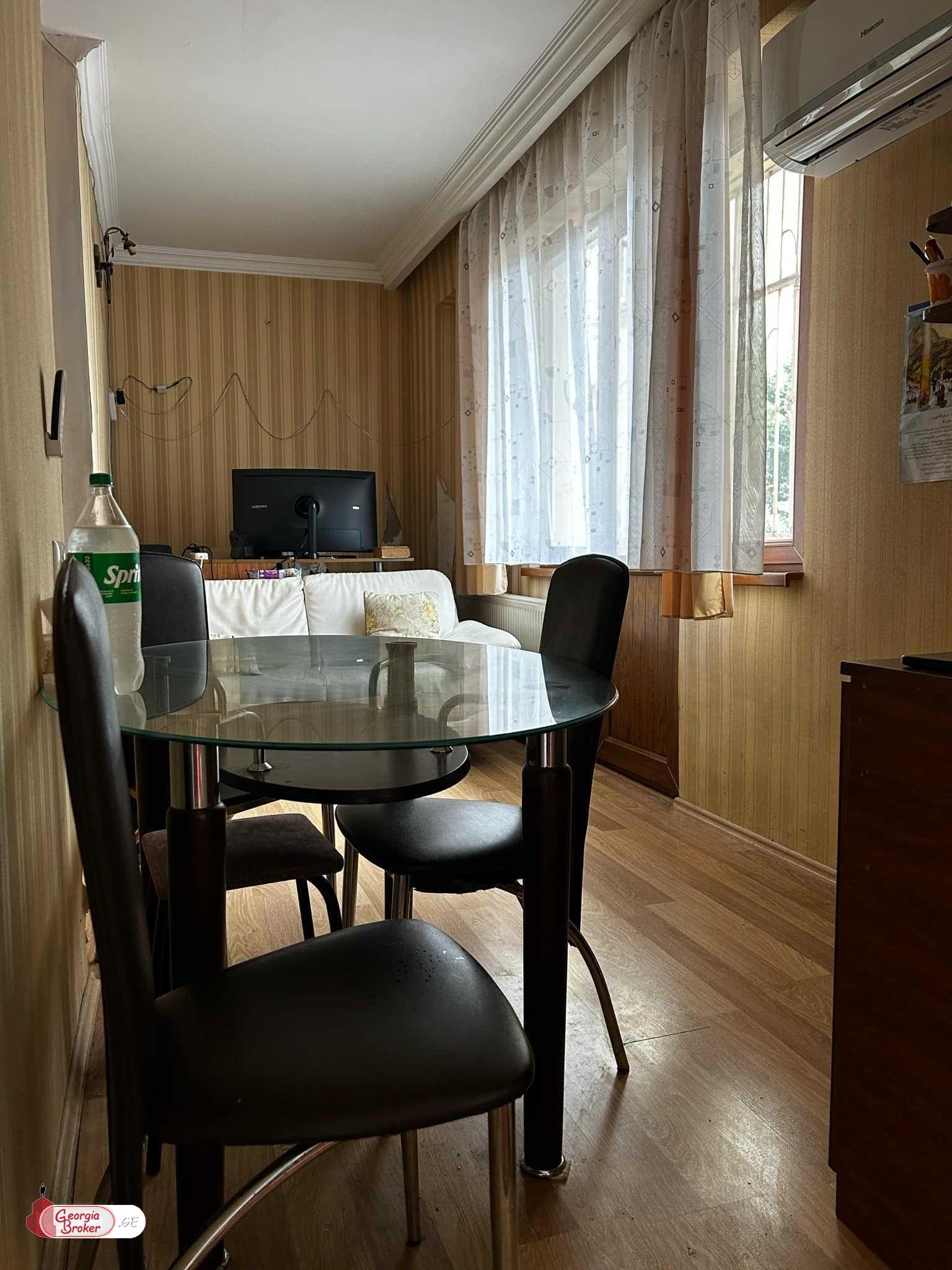 იყიდება ძველი გარემონტებული 4 ოთახიანი ბინა