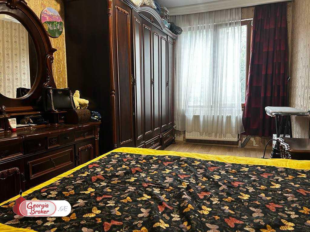 იყიდება ძველი გარემონტებული 4 ოთახიანი ბინა