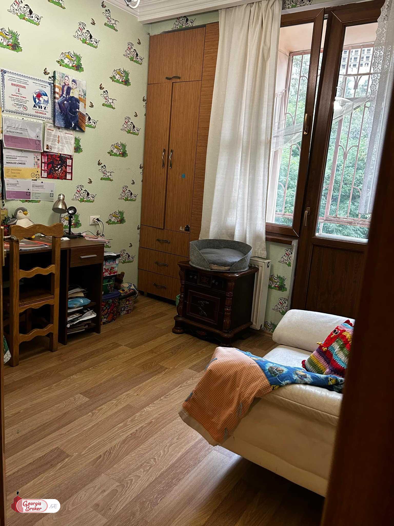 იყიდება ძველი გარემონტებული 4 ოთახიანი ბინა