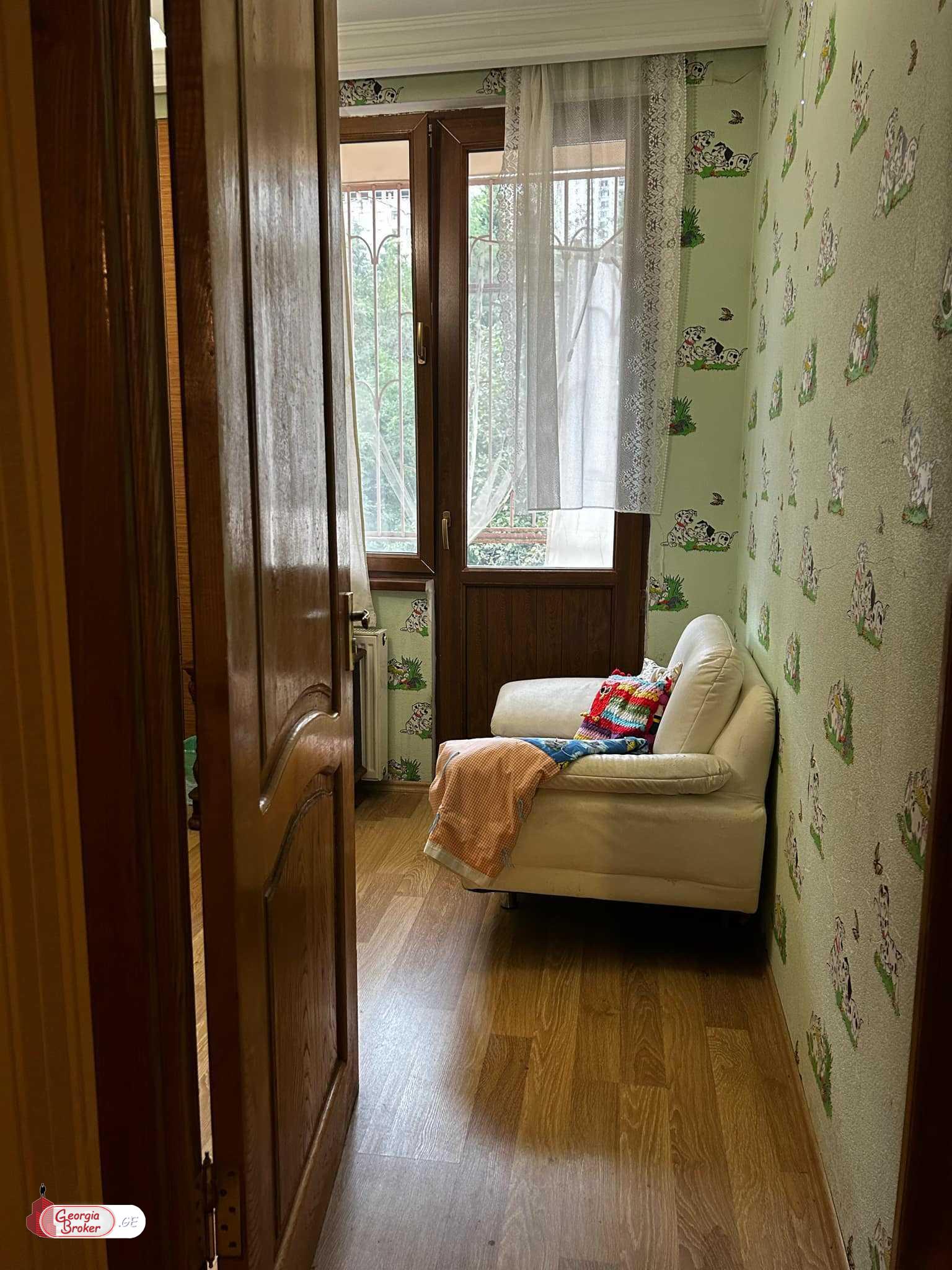 იყიდება ძველი გარემონტებული 4 ოთახიანი ბინა