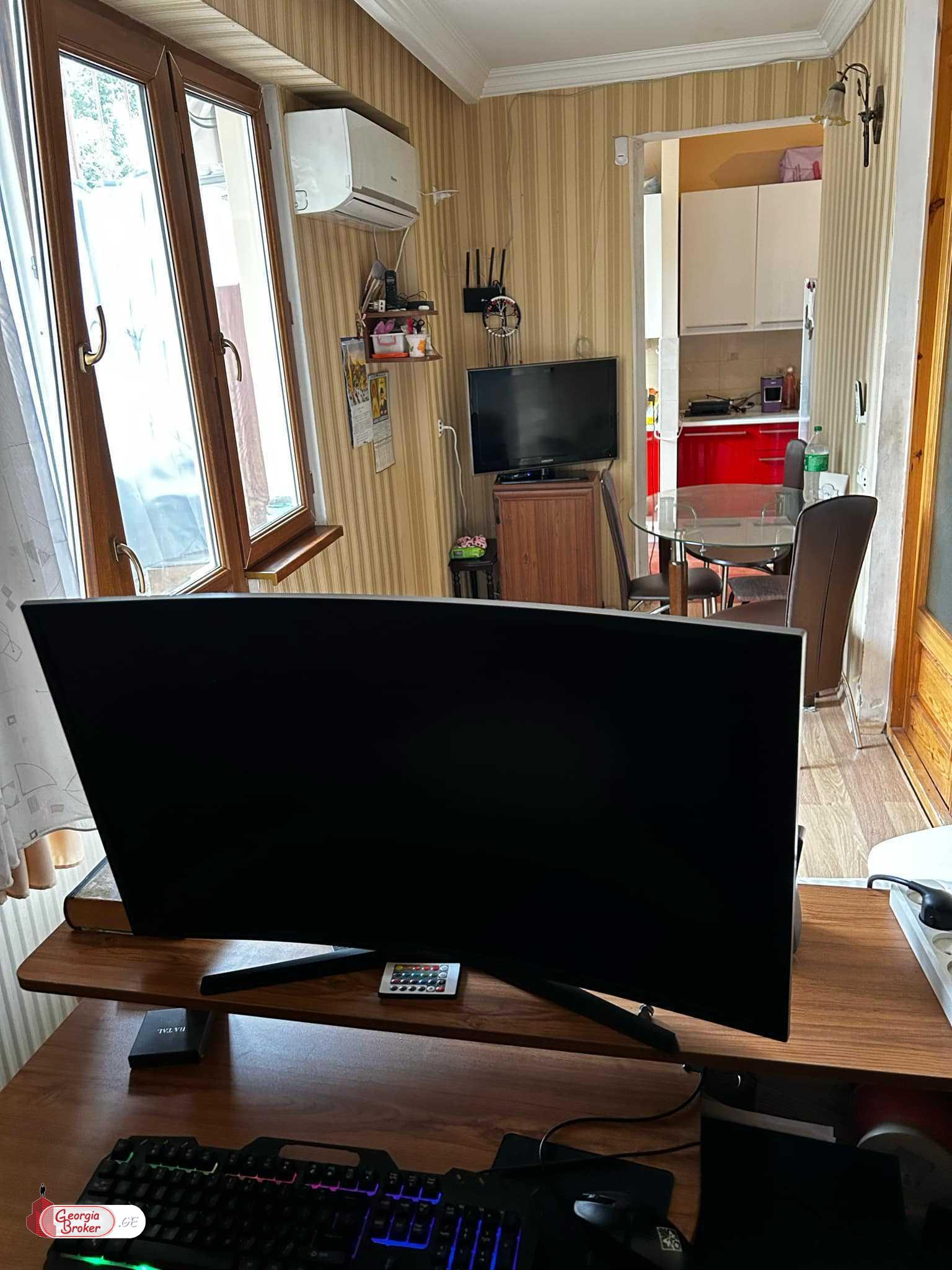 იყიდება ძველი გარემონტებული 4 ოთახიანი ბინა