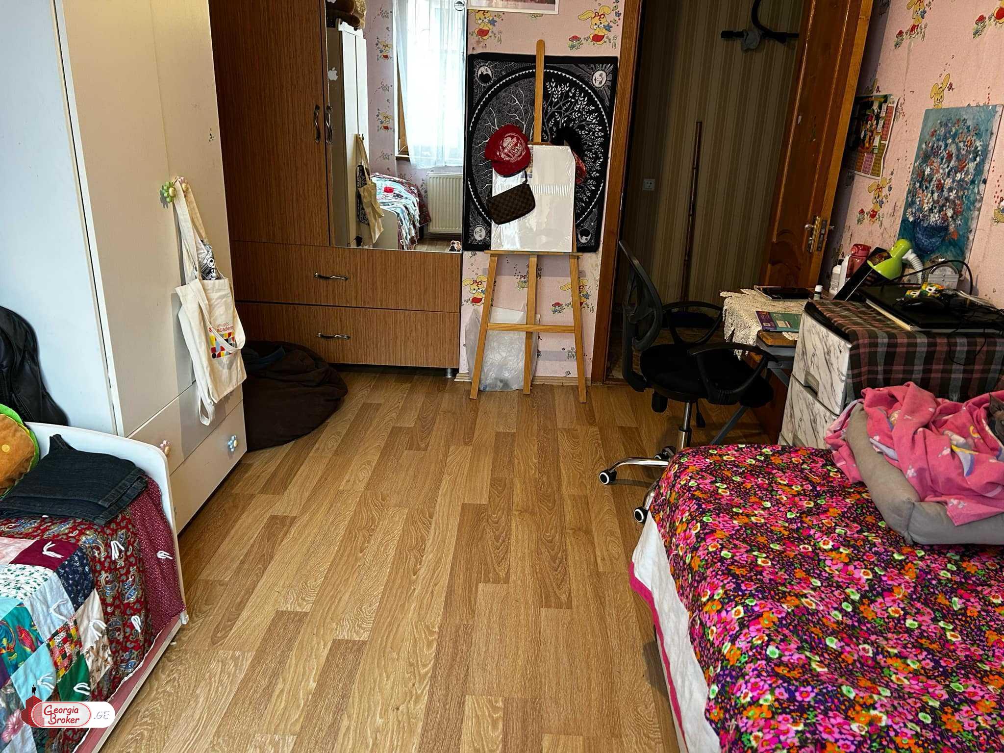 იყიდება ძველი გარემონტებული 4 ოთახიანი ბინა