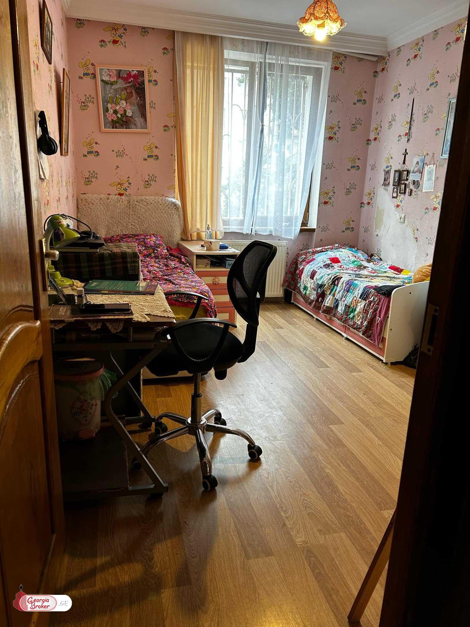 იყიდება ძველი გარემონტებული 4 ოთახიანი ბინა