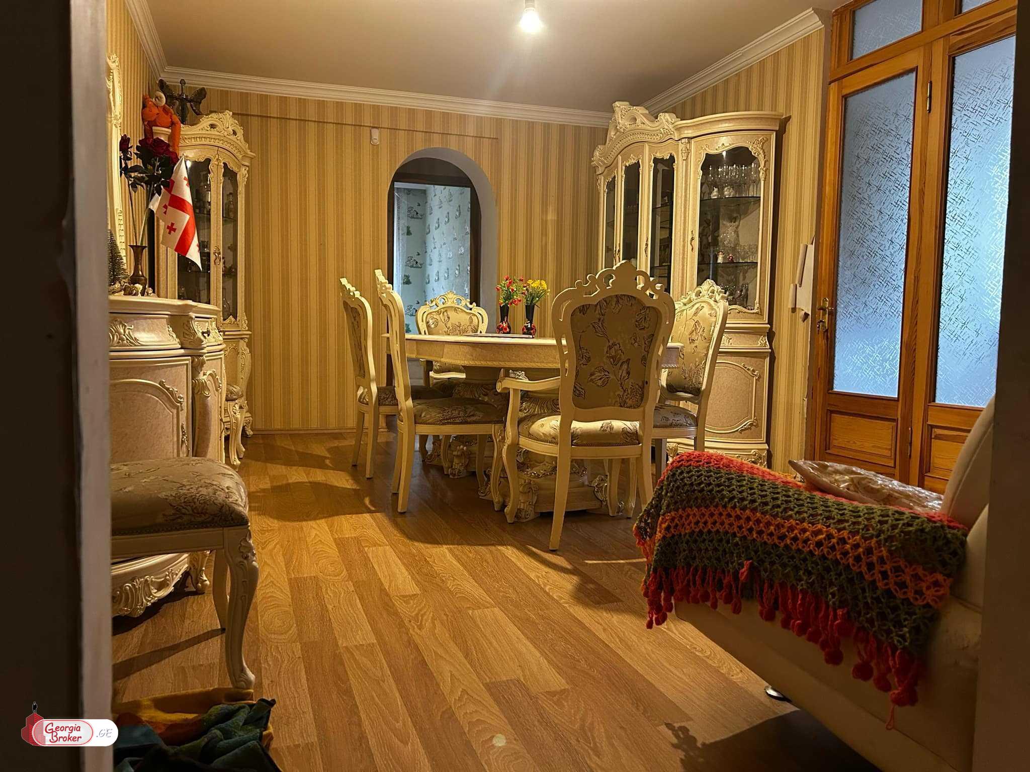 იყიდება ძველი გარემონტებული 4 ოთახიანი ბინა