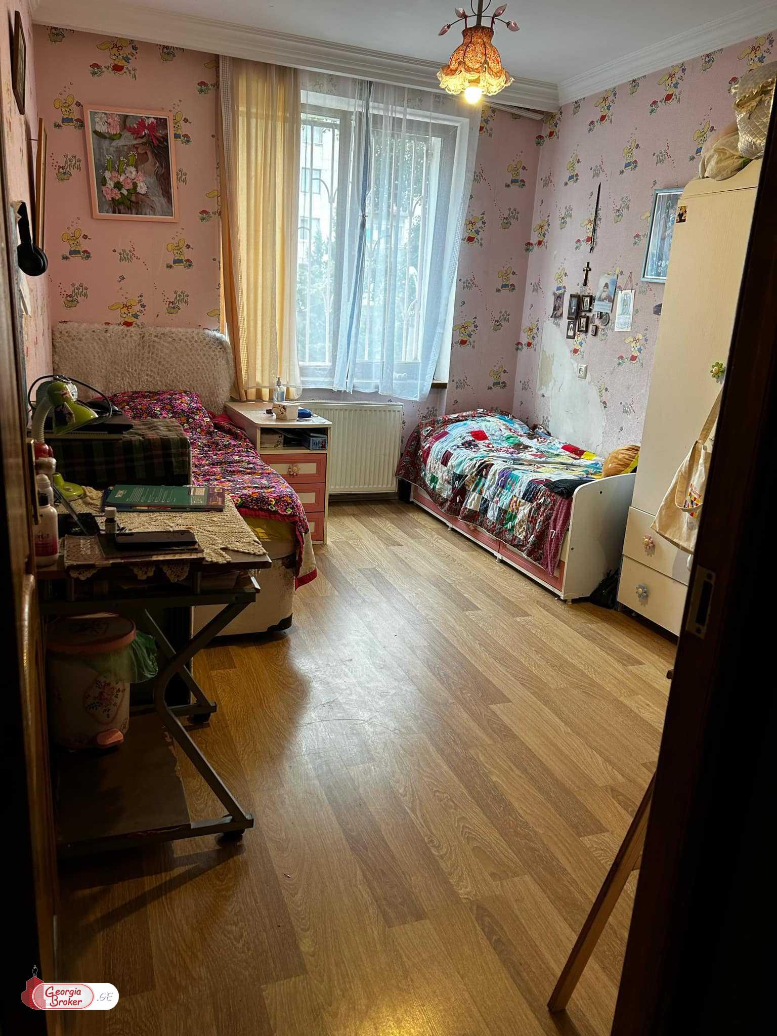 იყიდება ძველი გარემონტებული 4 ოთახიანი ბინა