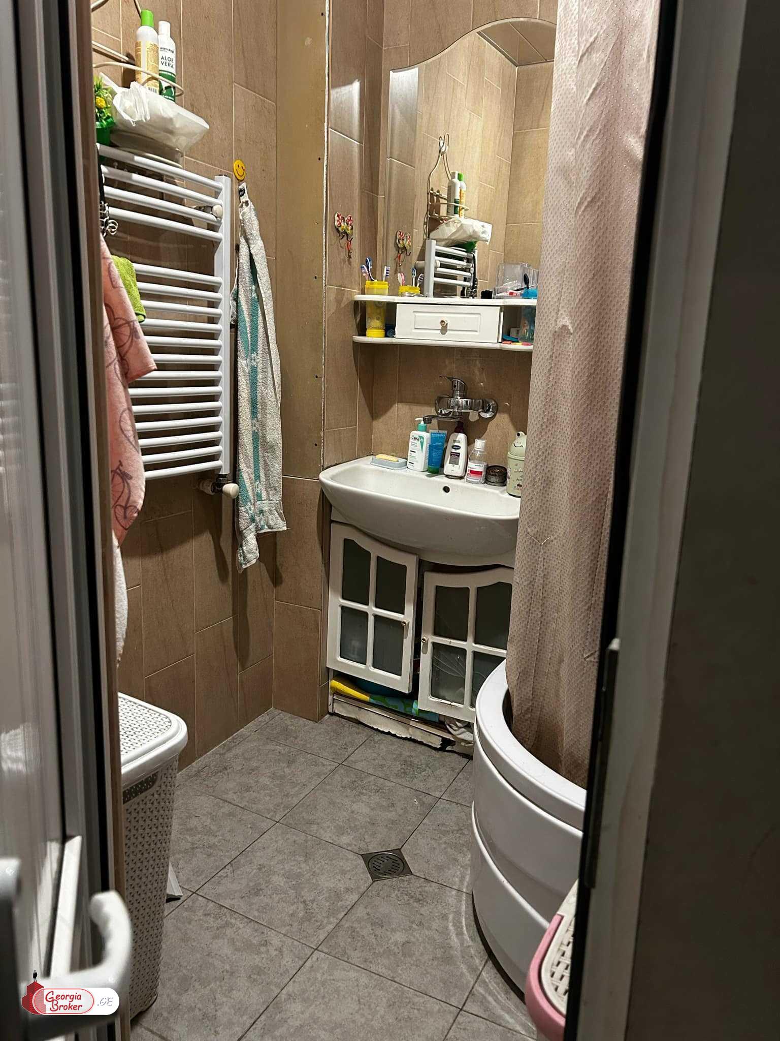 იყიდება ძველი გარემონტებული 4 ოთახიანი ბინა