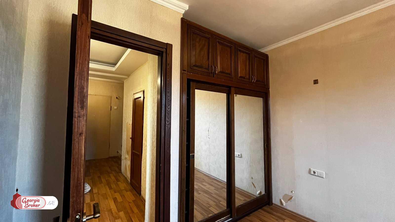 იყიდება ძველი გარემონტებული 3 ოთახიანი ბინა