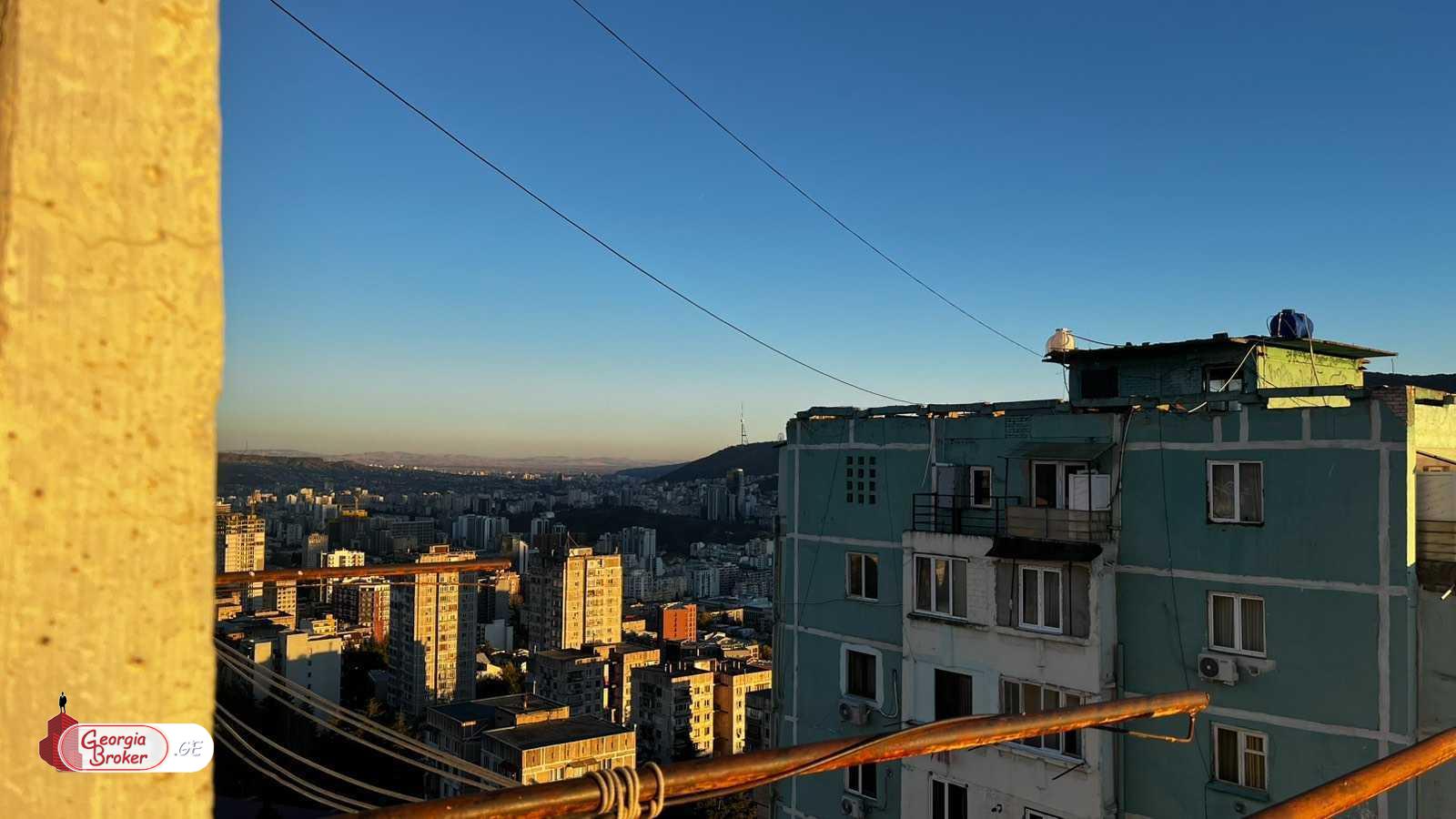 იყიდება ძველი გარემონტებული 3 ოთახიანი ბინა