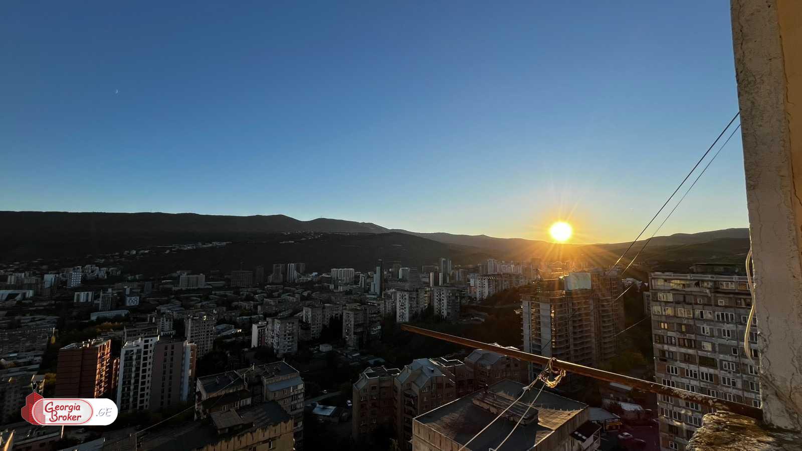 იყიდება ძველი გარემონტებული 3 ოთახიანი ბინა