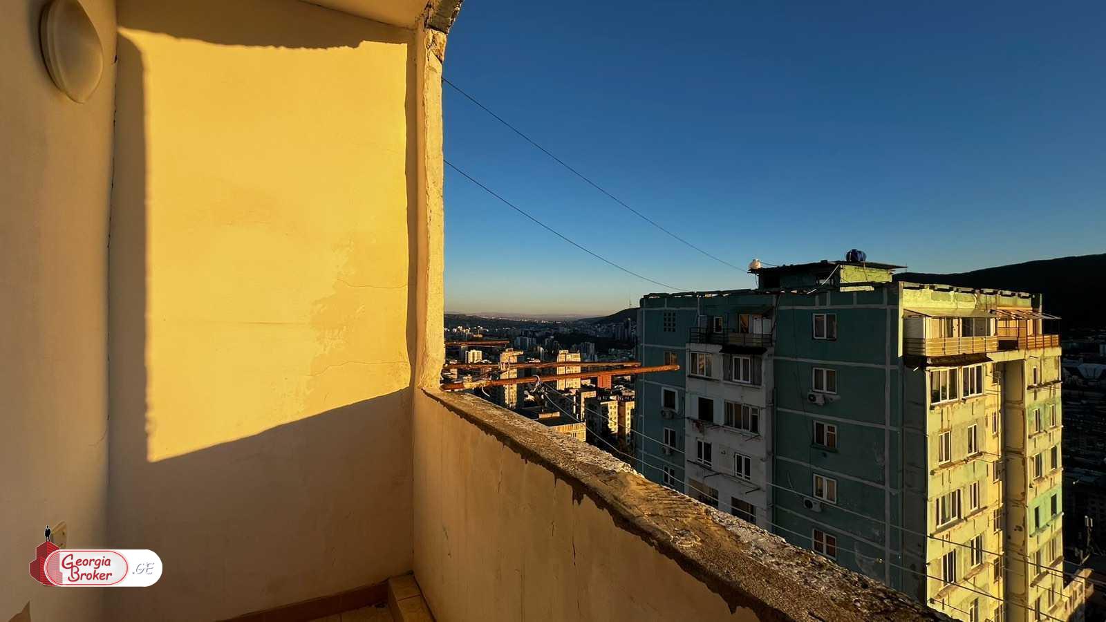 იყიდება ძველი გარემონტებული 3 ოთახიანი ბინა