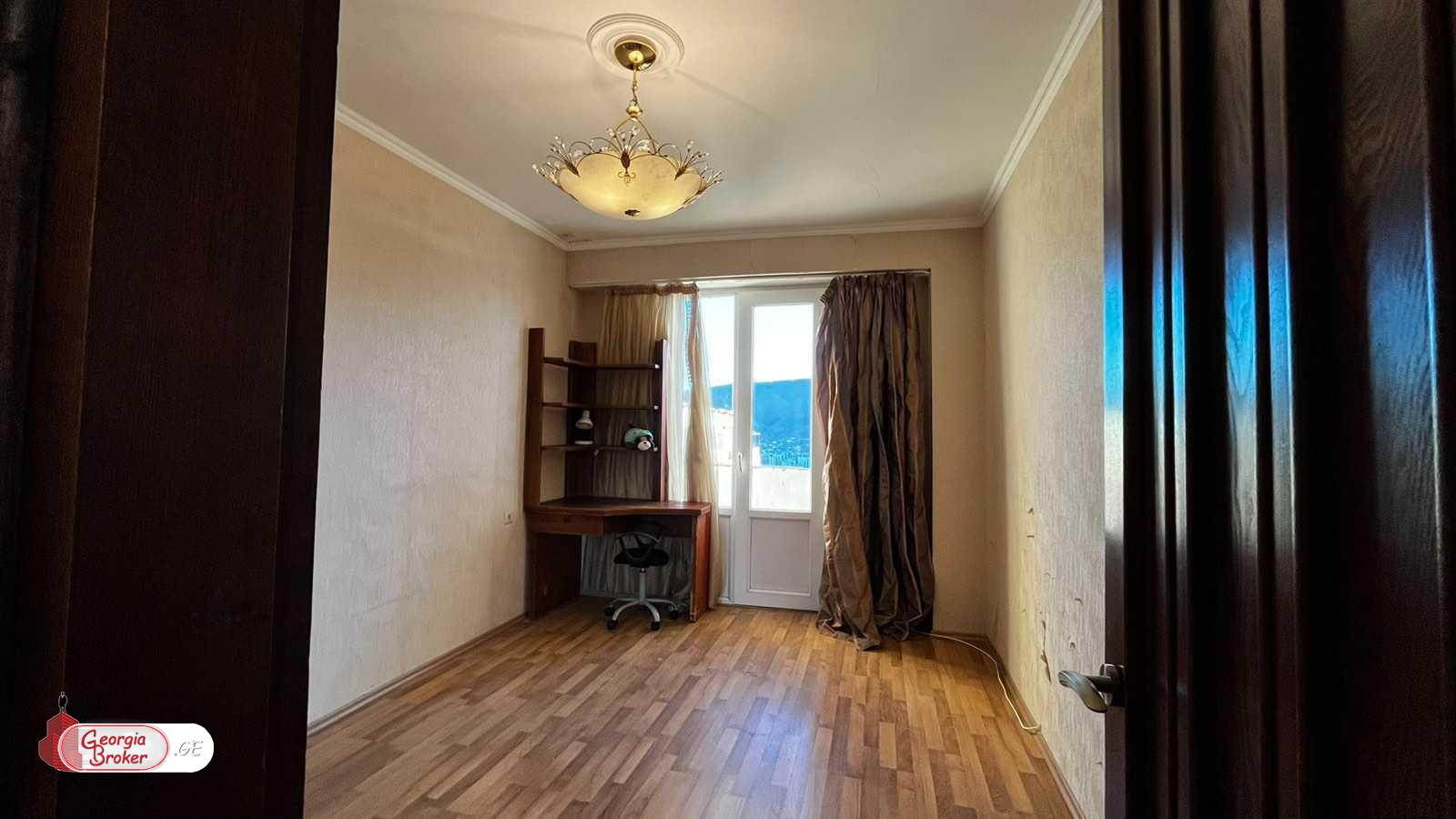 იყიდება ძველი გარემონტებული 3 ოთახიანი ბინა