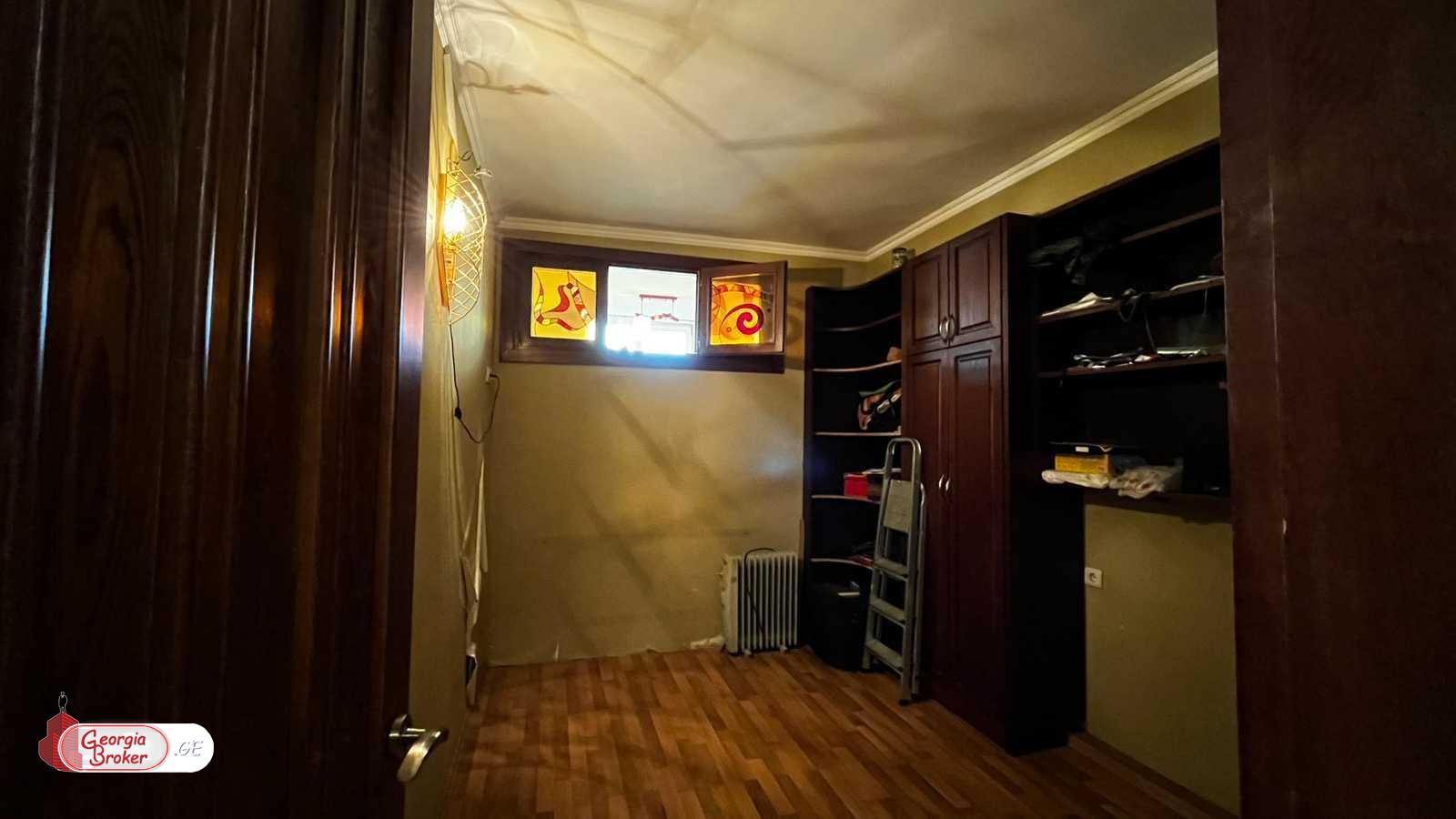 იყიდება ძველი გარემონტებული 3 ოთახიანი ბინა