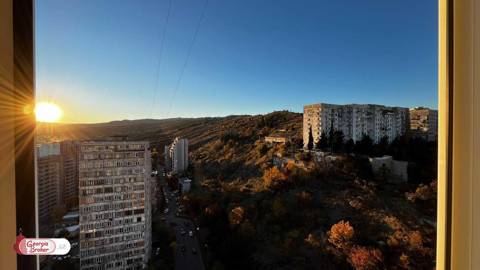 იყიდება ძველი გარემონტებული 3 ოთახიანი ბინა