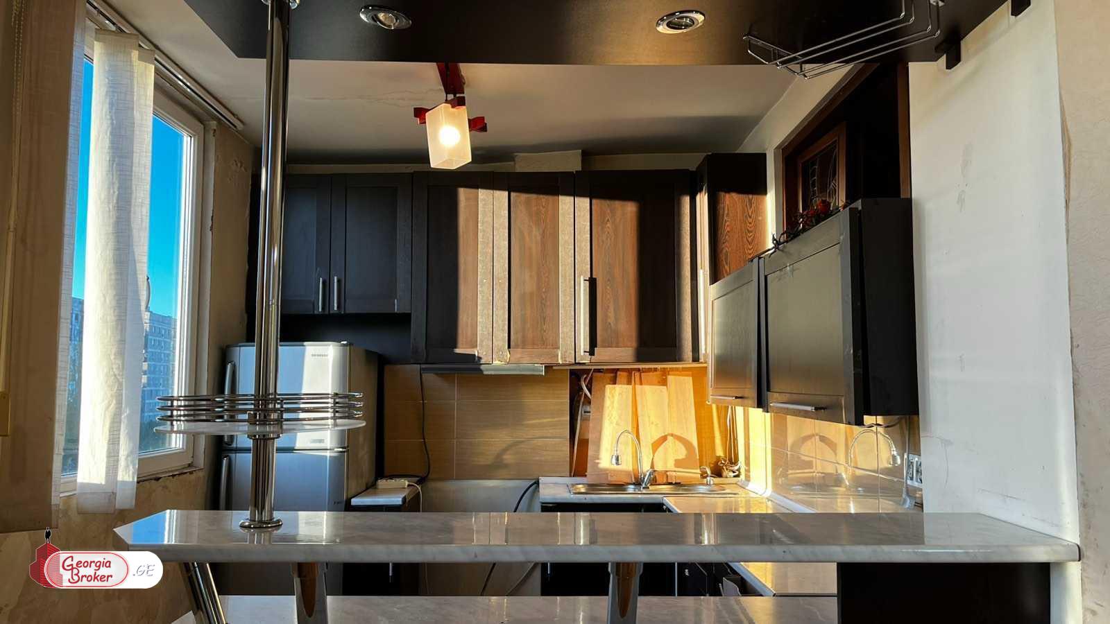 იყიდება ძველი გარემონტებული 3 ოთახიანი ბინა