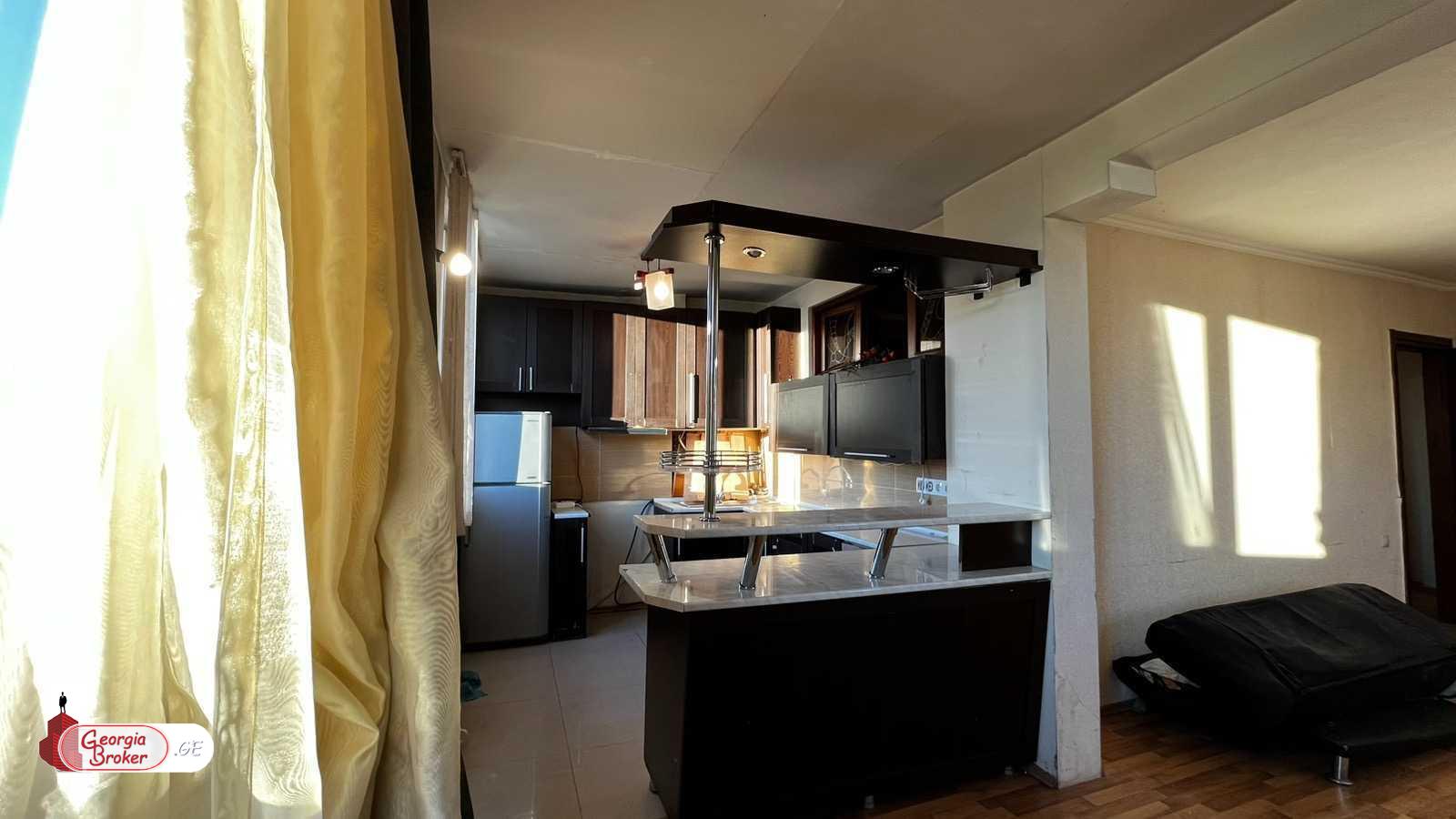 იყიდება ძველი გარემონტებული 3 ოთახიანი ბინა