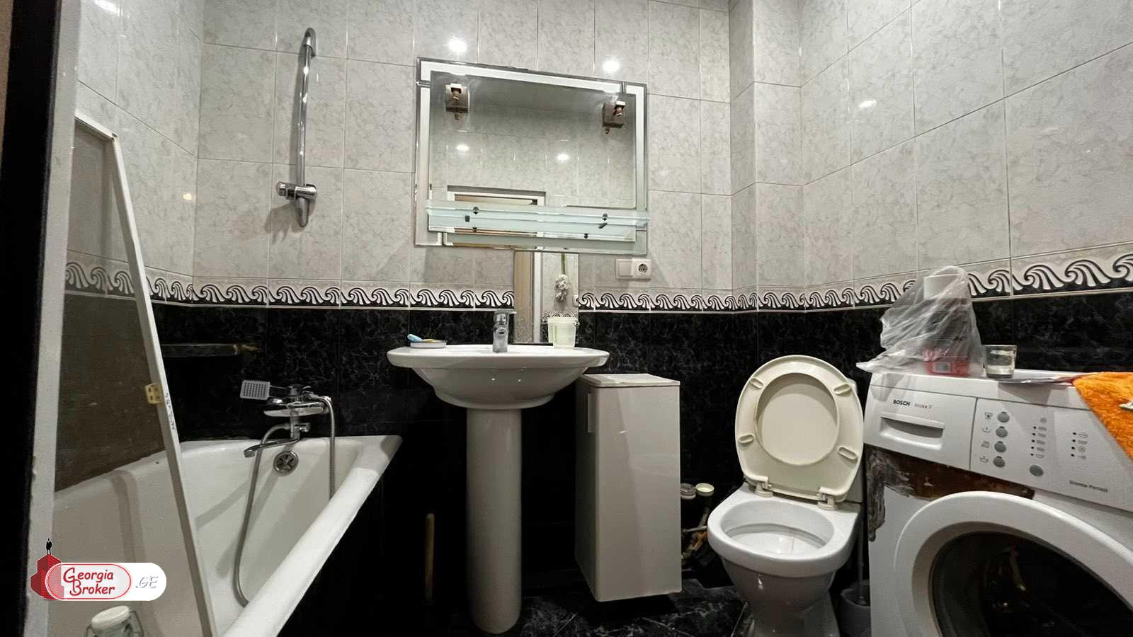 იყიდება ძველი გარემონტებული 3 ოთახიანი ბინა