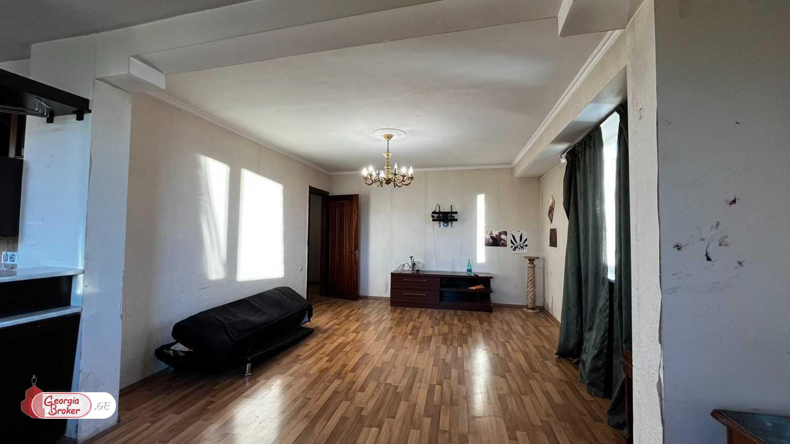 იყიდება ძველი გარემონტებული 3 ოთახიანი ბინა