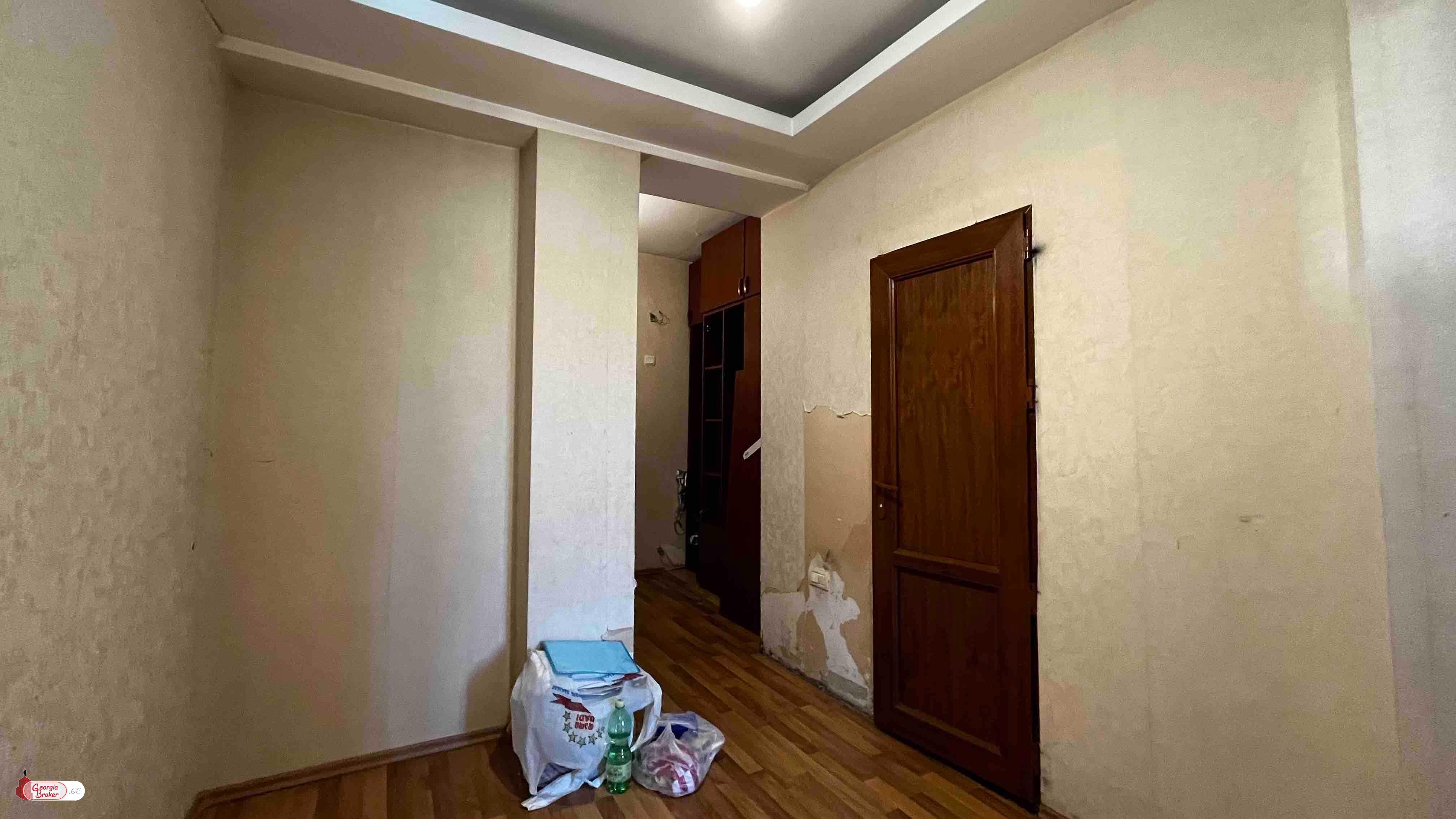 იყიდება ძველი გარემონტებული 3 ოთახიანი ბინა