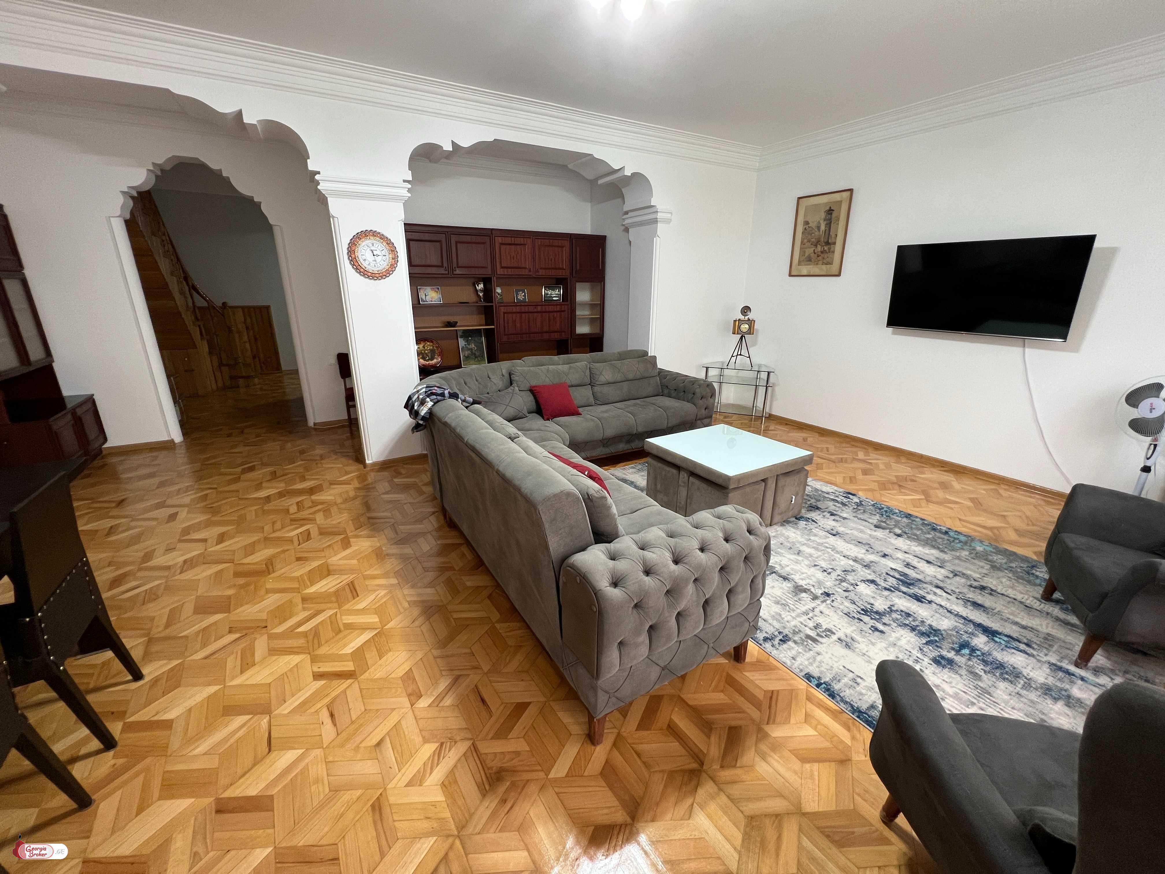 продается квартира с новым ремонтом 5-комнат