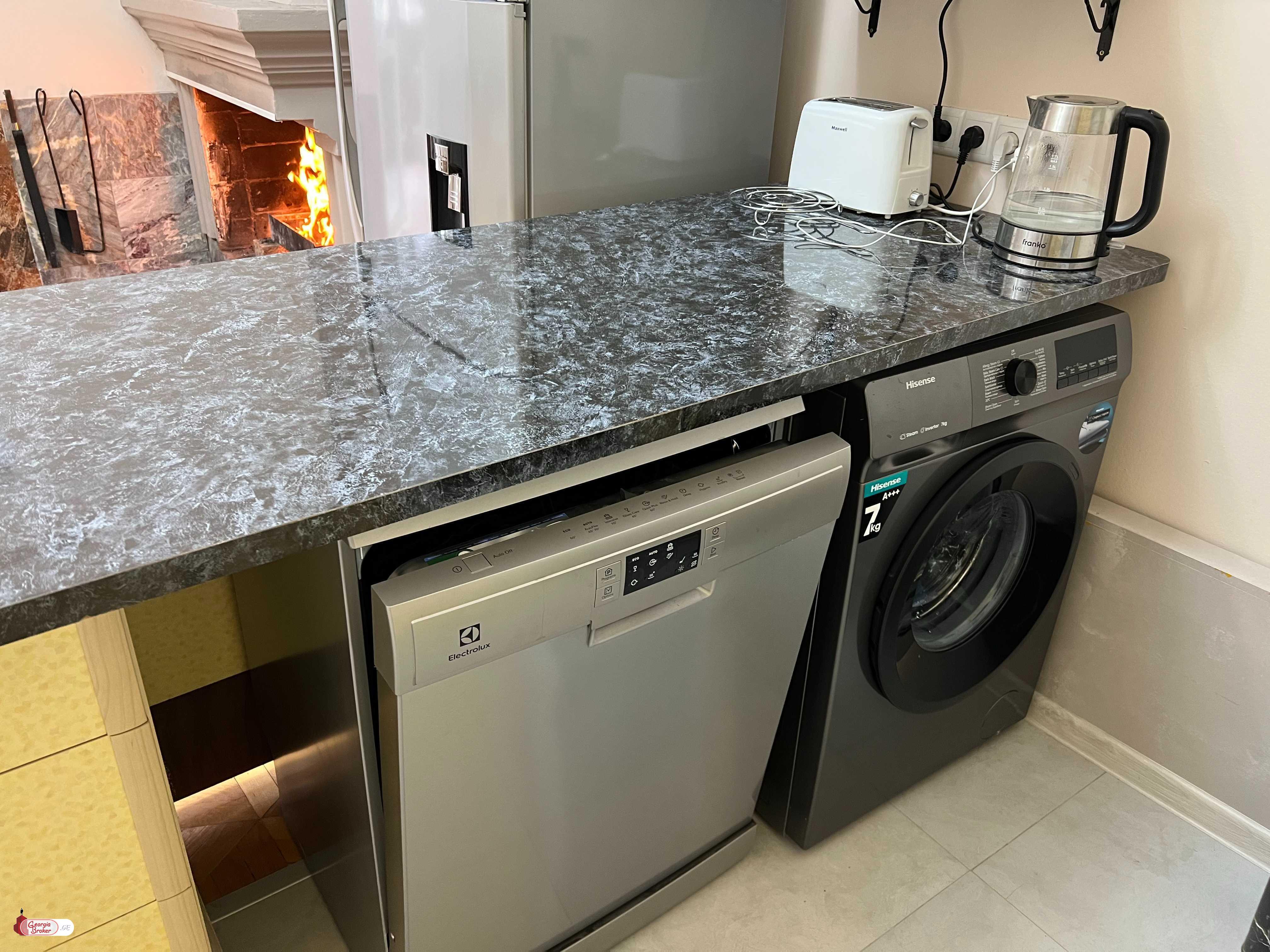 продается квартира с новым ремонтом 5-комнат