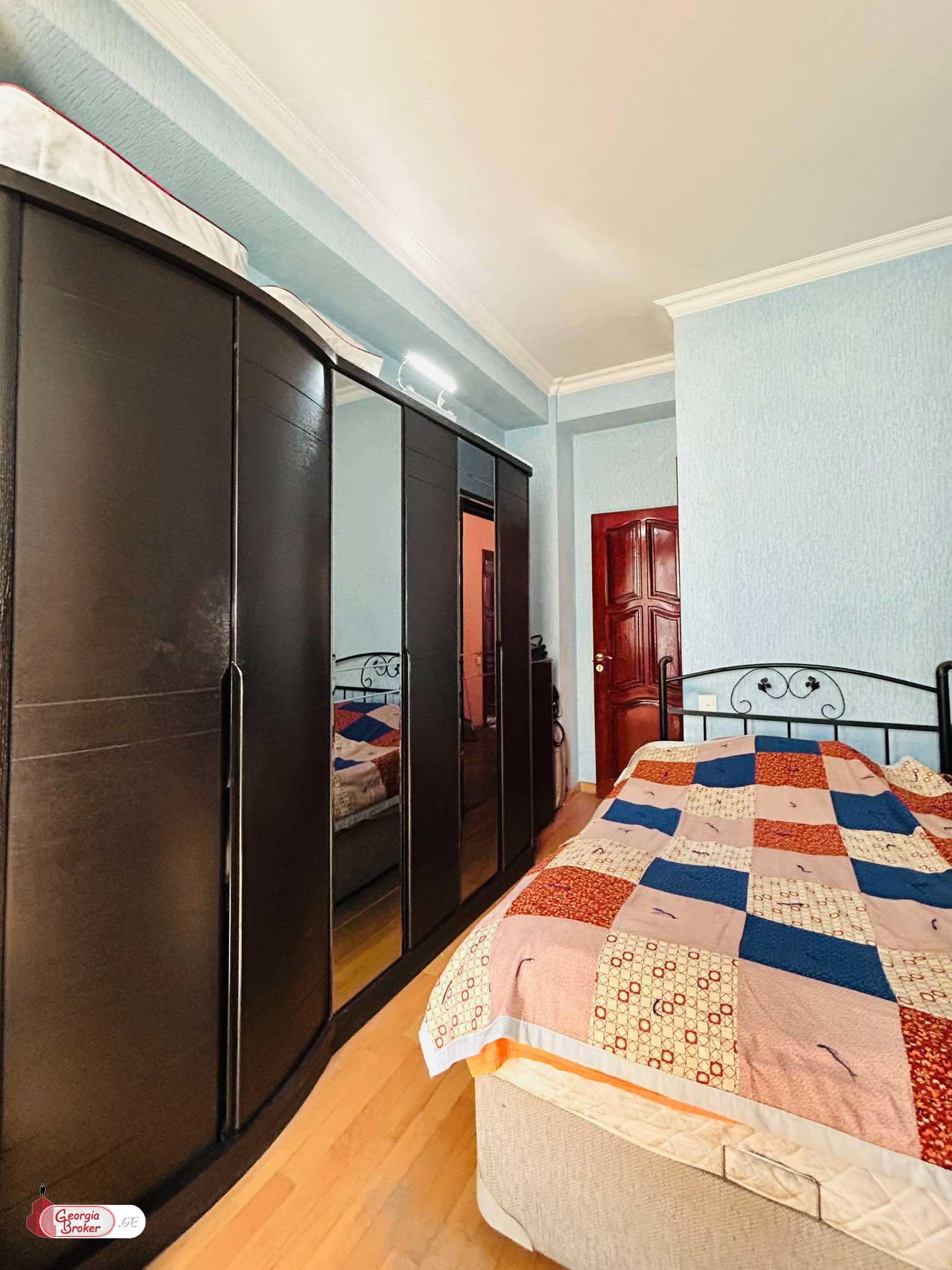 продается квартира с новым ремонтом 4-комнаты