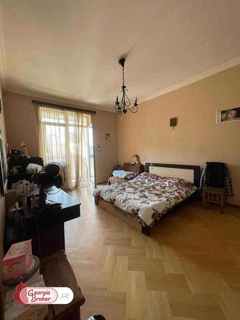 იყიდება ძველი გარემონტებული 4 ოთახიანი ბინა