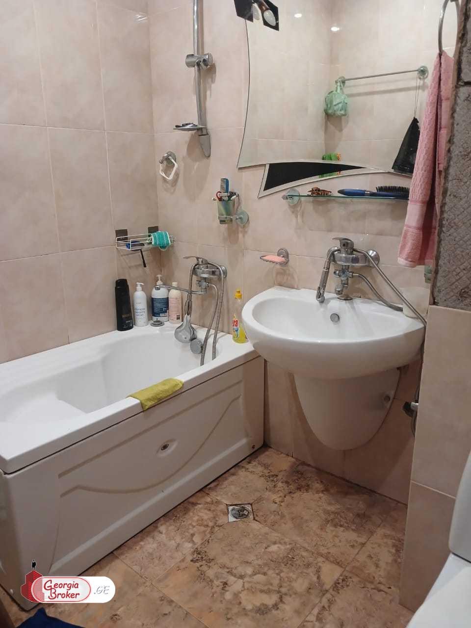 продается квартира с новым ремонтом 3-комнаты