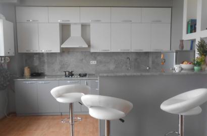 იყიდება ძველი გარემონტებული 3 ოთახიანი ბინა