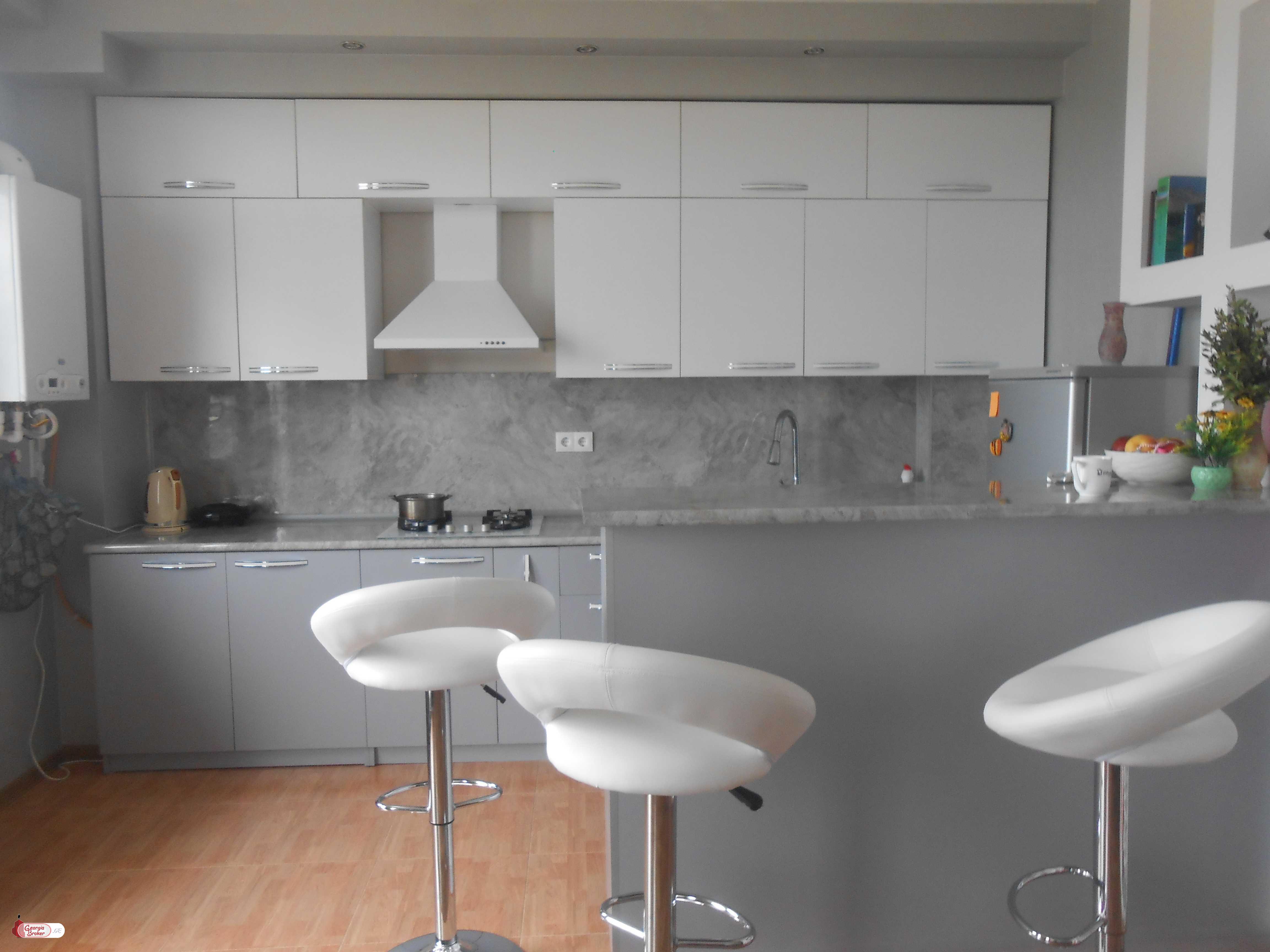 იყიდება ძველი გარემონტებული 3 ოთახიანი ბინა